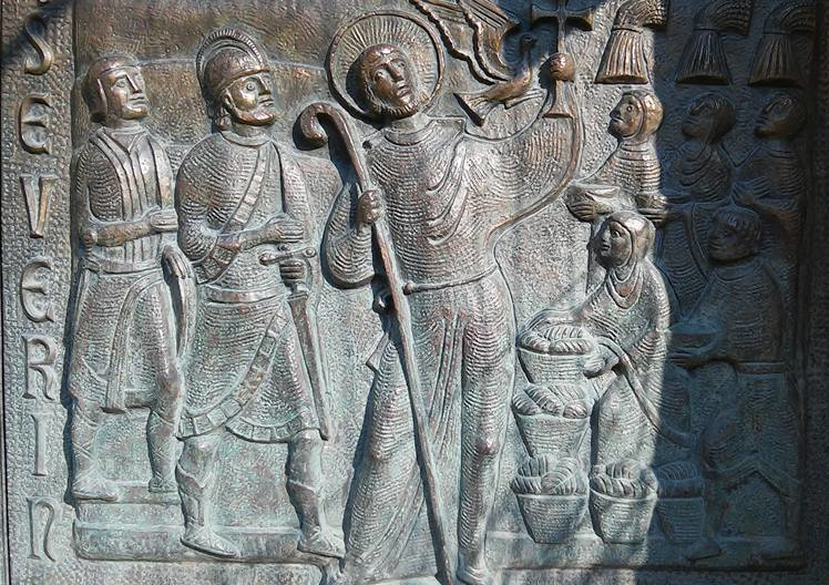 Datei:Severin (Bronzeportal Dom zu St. Pölten).jpg