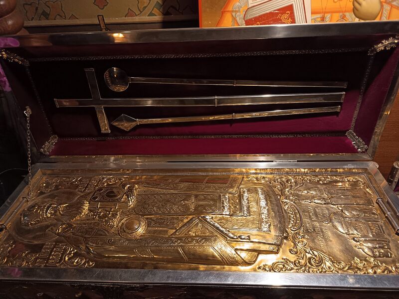 Datei:Reliquienschrein des hl. Andrei Saguna.jpg