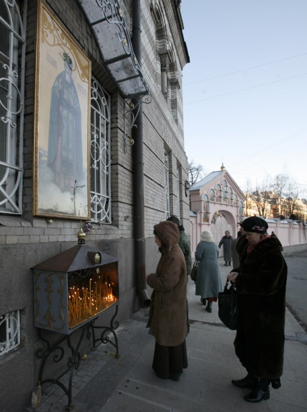 Datei:Vor dem Kloster des Hl. Johannes.jpg